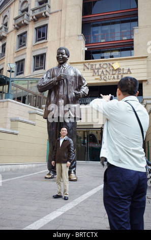 Les touristes chinois à prendre des photos en face de la statue de Nelson Mandela, Sandton, Johannesburg, Afrique du Sud Banque D'Images