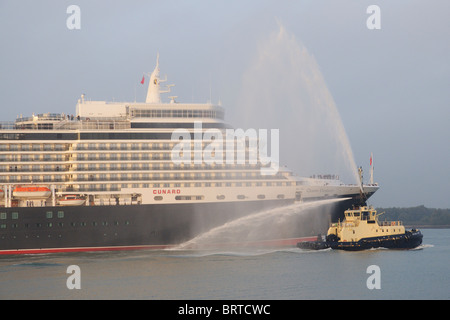 Pour de nouveaux navires Cunard le Queen Elizabeth arriver lors de sa première visite à Southampton le vendredi 8 octobre 2010 Banque D'Images