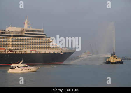 Pour de nouveaux navires Cunard le Queen Elizabeth arriver lors de sa première visite à Southampton le vendredi 8 octobre 2010 Banque D'Images