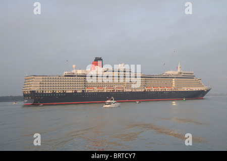 Pour de nouveaux navires Cunard le Queen Elizabeth arriver lors de sa première visite à Southampton le vendredi 8 octobre 2010 Banque D'Images