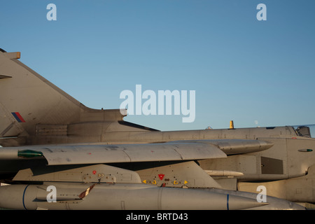 RAF Panavia Tornado Gr4 comme un résumé d'élévation latérale contre un ciel du soir bleu avec moonrise Banque D'Images