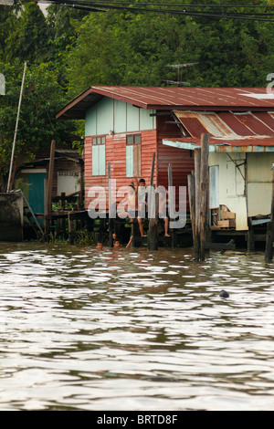 Bangkok typique des maisons sur pilotis le long du canal khlong, avec un petit esprit chambre à l'avant.Bangkok, Thaïlande, septembre 2010 Banque D'Images