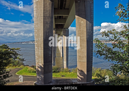 Route Tay Pont reliant Fife avec Dundee en Ecosse par la traversée de l'estuaire de la Tay vu depuis le côté, près de Fife Newport on Tay Banque D'Images