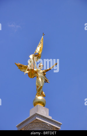 Victoire de Samothrace Gold statue en première division monument situé près de Maison Blanche, Washington, DC, USA Banque D'Images