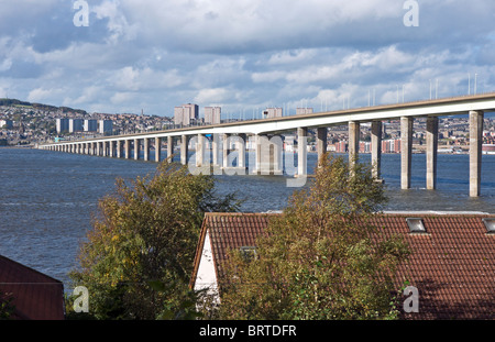 Route Tay Pont reliant Fife avec Dundee en Ecosse par la traversée de l'estuaire de la Tay vu depuis le côté, près de Fife Newport on Tay Banque D'Images