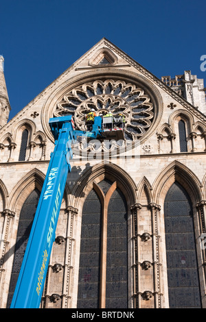 Les gens travaillent à l'aide d'une enquête à la haute skylift parties de 'York Minster' Banque D'Images