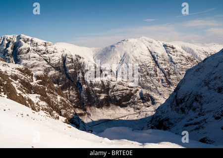 Vue depuis Coire nan Lochan à travers le col de Glen Coe Banque D'Images