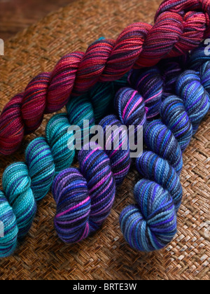 Écheveaux de couleur pour le tricotage de fils teints à la main sur une surface en osier tissé Banque D'Images