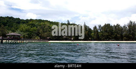 Une vue sur le quai sur l'île de Manukan près de Kota Kinabalu à Sabah, Bornéo Malaisien Banque D'Images