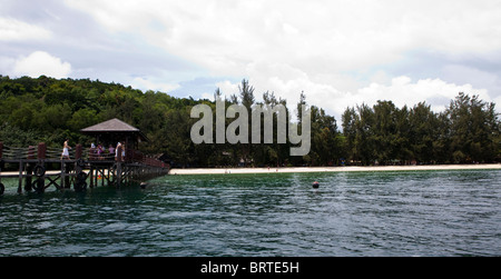 Une vue sur le quai sur l'île de Manukan près de Kota Kinabalu à Sabah, Bornéo Malaisien Banque D'Images