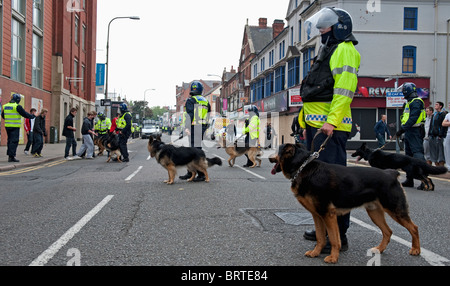 Unité de chiens policiers montent la garde comme la Ligue de défense anglaise démontrer à Leicester. 9 octobre 2010. Banque D'Images