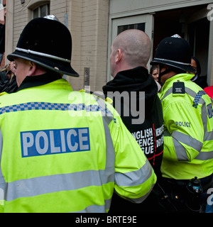 La police prend un membre comme l'EDL English Defence League démontrer à Leicester. 9 octobre 2010. Banque D'Images