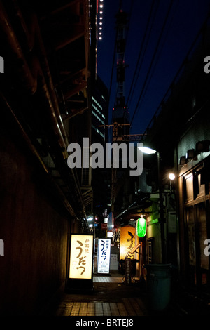 Bar Shinbashi street at night Banque D'Images