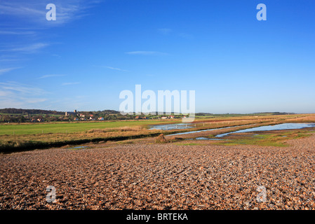 Une vue de Salthouse Marais avec le village de Salthouse, Norfolk, Angleterre, Royaume-Uni, dans l'arrière-plan. Banque D'Images