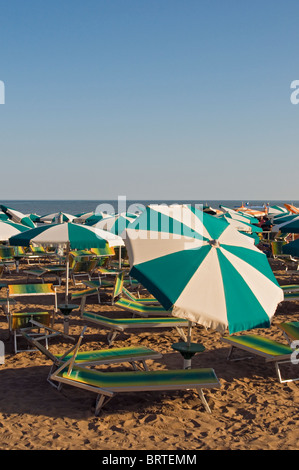 Transats et parasols de plage vide, Spiaggia di Ponente, Caorle, Vénétie, Italie Banque D'Images