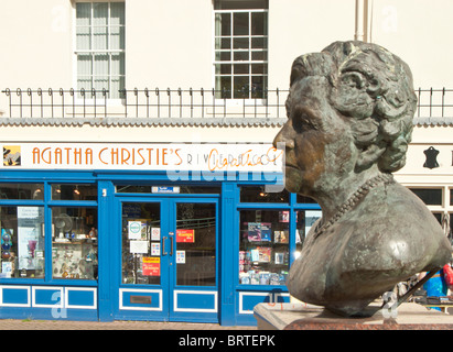 Statue d'Agatha Christie à Torquay ; Büste von Agatha Christie auf der Promenade à Torquay Banque D'Images