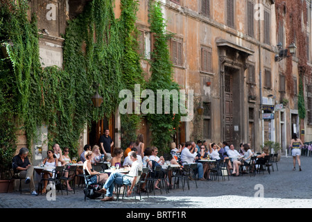 Bar della Pace Rome Italie caffe café typique des gens assis Banque D'Images