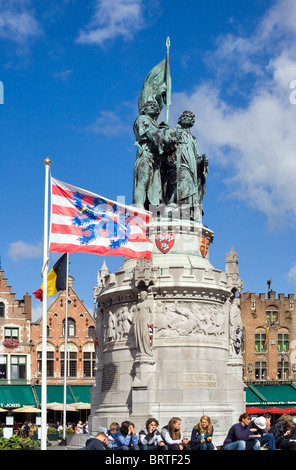 Héros flamand statue en bronze, Grand Place, Bruges, Belgique, Europe Banque D'Images