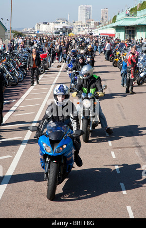 Brightonia 2010, le front de mer de Brighton, repris par les motards Banque D'Images