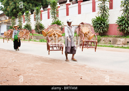 Deux d''un mobilier artisanal birman au-delà d'un mur du temple à Chiang Tong, Myanmar Banque D'Images