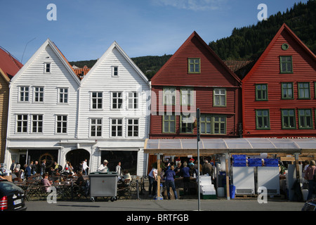 Food festival à Bergen Bryggen, en face de l'ancien entrepôt de pêche en bois dans le port site du patrimoine mondial de l'UNESCO. Banque D'Images