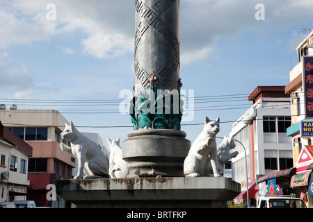 Les chats sont vus sur une statue de Kuching à Bornéo, Malaisie Banque D'Images