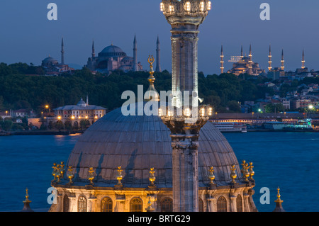 Mosquée Nusretiye et péninsule historique à l'arrière-plan avec la basilique Sainte-Sophie et la Mosquée Bleue Istanbul Turquie Banque D'Images