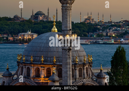 Mosquée Nusretiye et péninsule historique à l'arrière-plan avec la basilique Sainte-Sophie et la Mosquée Bleue Istanbul Turquie Banque D'Images