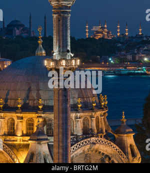 Mosquée Nusretiye et péninsule historique à l'arrière-plan avec la basilique Sainte-Sophie et la Mosquée Bleue Istanbul Turquie Banque D'Images