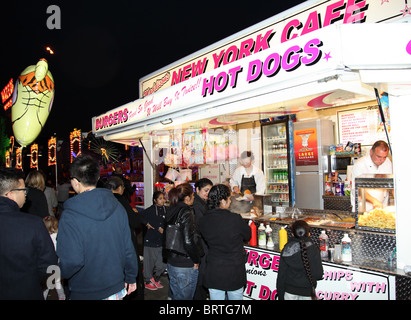 Un étal vendant des hot-dogs à la Goose Fair, Nottingham, Angleterre, Royaume-Uni Banque D'Images