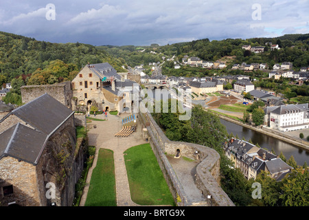 Le château de Bouillon se trouve au-dessus de la ville, dans un virage de la rivière Semois dans la région wallonne de Belgique. Banque D'Images