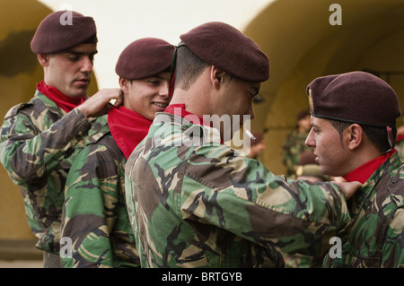 Les soldats de l'armée des uniformes de camouflage se prépare à un défilé militaire Banque D'Images