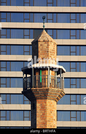 Ancienne mosquée contre nouveau bâtiment moderne (Hotel) à Tel-Aviv, Israël. Banque D'Images