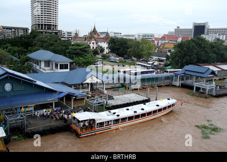 Bateau Express , Sathorn Pier , Chao Phraya , Bangkok , Thaïlande Banque D'Images