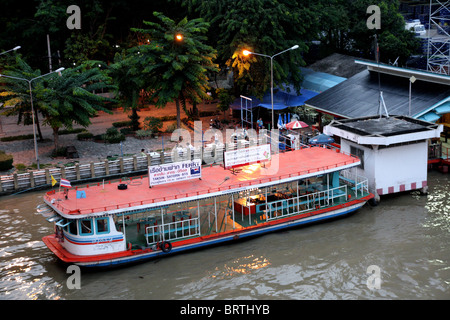 Ferry-boat à Sathorn Pier Banque D'Images