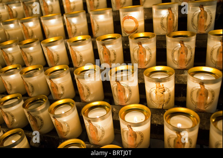 LParis, France - bougies de la Vierge Marie illuminées en exposition dans l'église catholique française notre Dame, à l'intérieur Banque D'Images