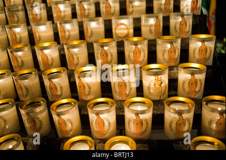 Paris, France - bougies de la Vierge Marie illuminées en exposition dans la cathédrale notre-Dame de l'église catholique française Banque D'Images