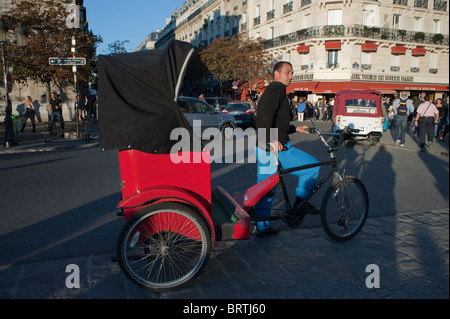 Paris, France, Homme conduisant taxi touristique Rickshaw dans la rue, gens dans les rues de Paris, vélo Banque D'Images