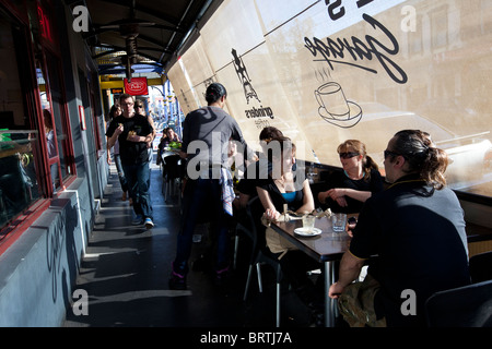 Melbourne, Brunswick st, la rue et le café sur l'une des rues les plus proches de Melbourne Banque D'Images