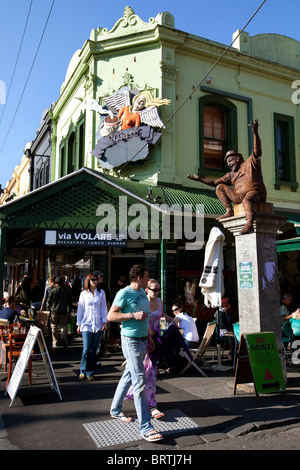 Melbourne, Brunswick Street Life et du café sur l'une des rues les plus proches de Melbourne,' l'artiste ''une sculpture. Banque D'Images