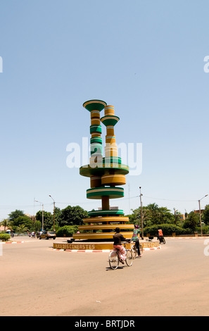 Un cercle coloré au centre-ville de Ouagadougou. Banque D'Images