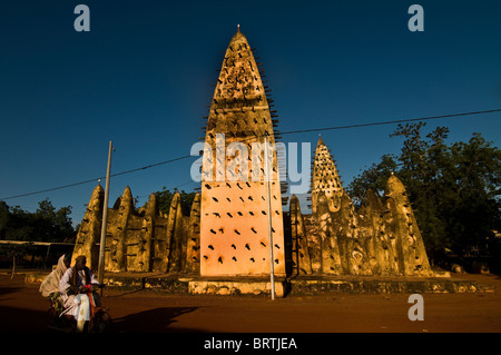 Tôt le matin par la magnifique grande mosquée de Bobo Dioulasso. Banque D'Images