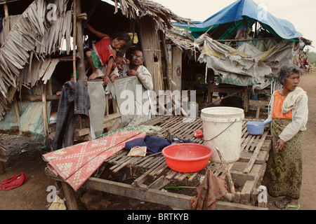 Les personnes vivant dans la pauvreté dans un bidonville de squatteurs ont tendance à les activités quotidiennes en Kampong Cham, au Cambodge. Banque D'Images