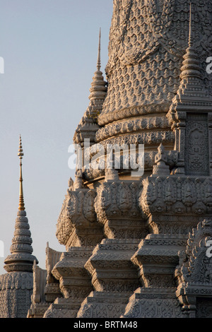 Un ancien stupa bouddhiste est éclairé par la fin d'après-midi au Palais Royal complexe des temples à Phnom Penh, Cambodge. Banque D'Images