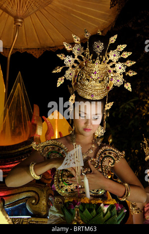 Une femme porte une couronne d'or alors qu'un flotteur au cours de l'Assemblée Loi Krathong Festival parade à Chiang Mai, Thaïlande. Banque D'Images