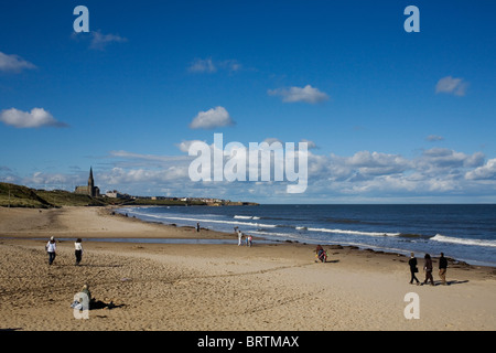 Les gens sur la plage de sable longue de Tynemouth, Tyne et Wear. Banque D'Images