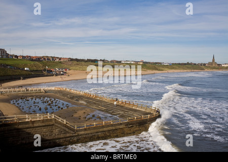 Tynemouth Long Sands Beach et l'ancienne piscine de marée, Tyne et Wear. Banque D'Images