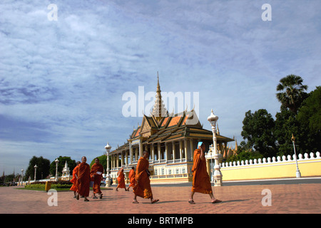 Les moines bouddhistes sont à pied le long de la rue en face du parc du Palais Royal musée du Temple de Phnom Penh, Cambodge. Banque D'Images