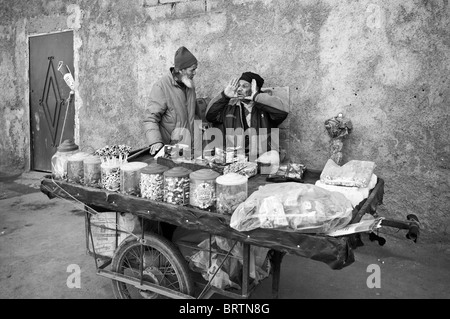 Les vendeurs de rue, Marrakech, Maroc Banque D'Images