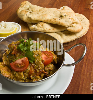 Repas curry indien de poulet épicé, riz et pain naan. Banque D'Images